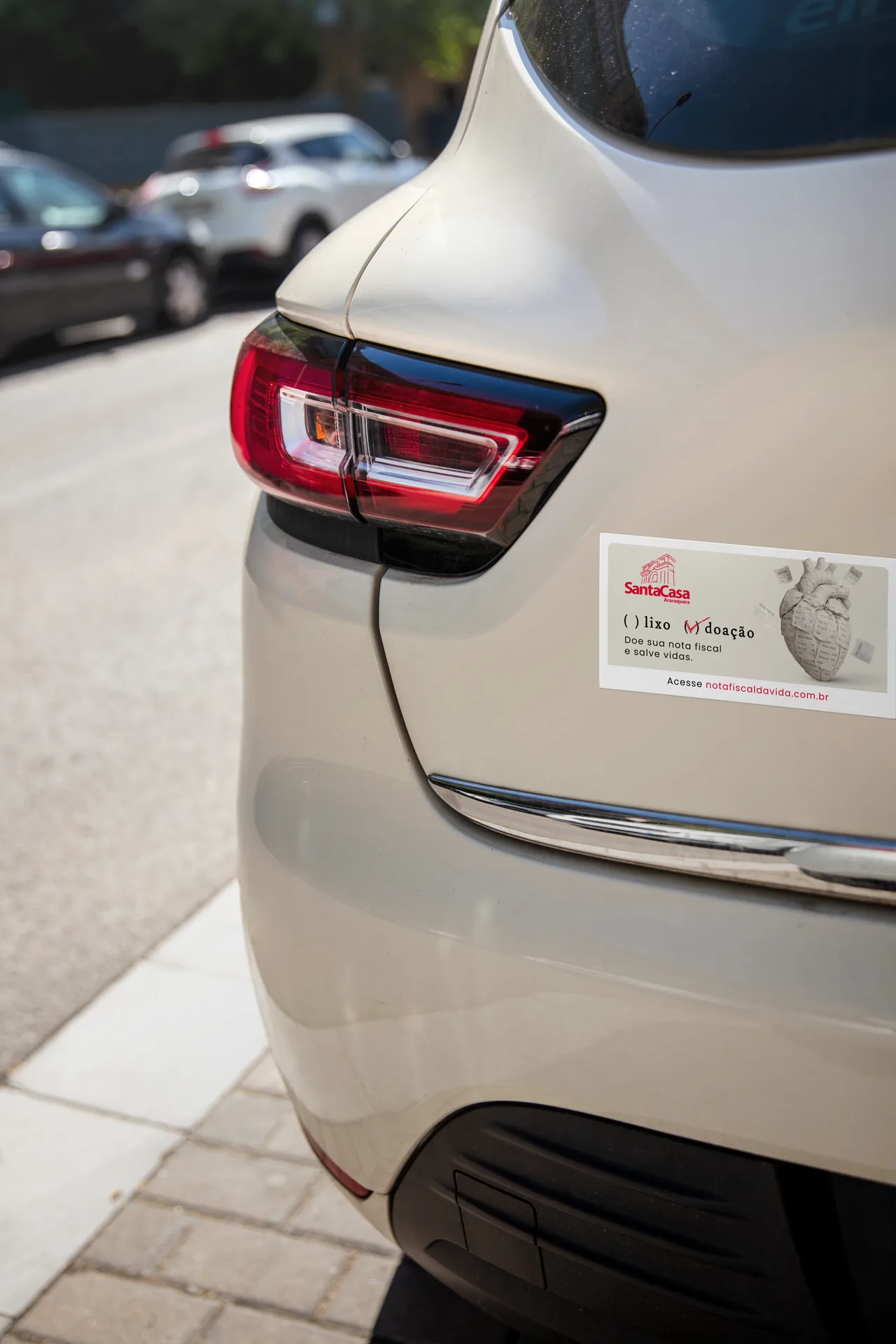 Adesivo da campanha aplicado em carro estacionado